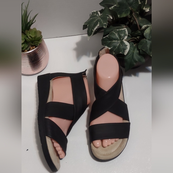 Earth Spirit Black and Tan Crisscross Sandals - Picture 1 of 7